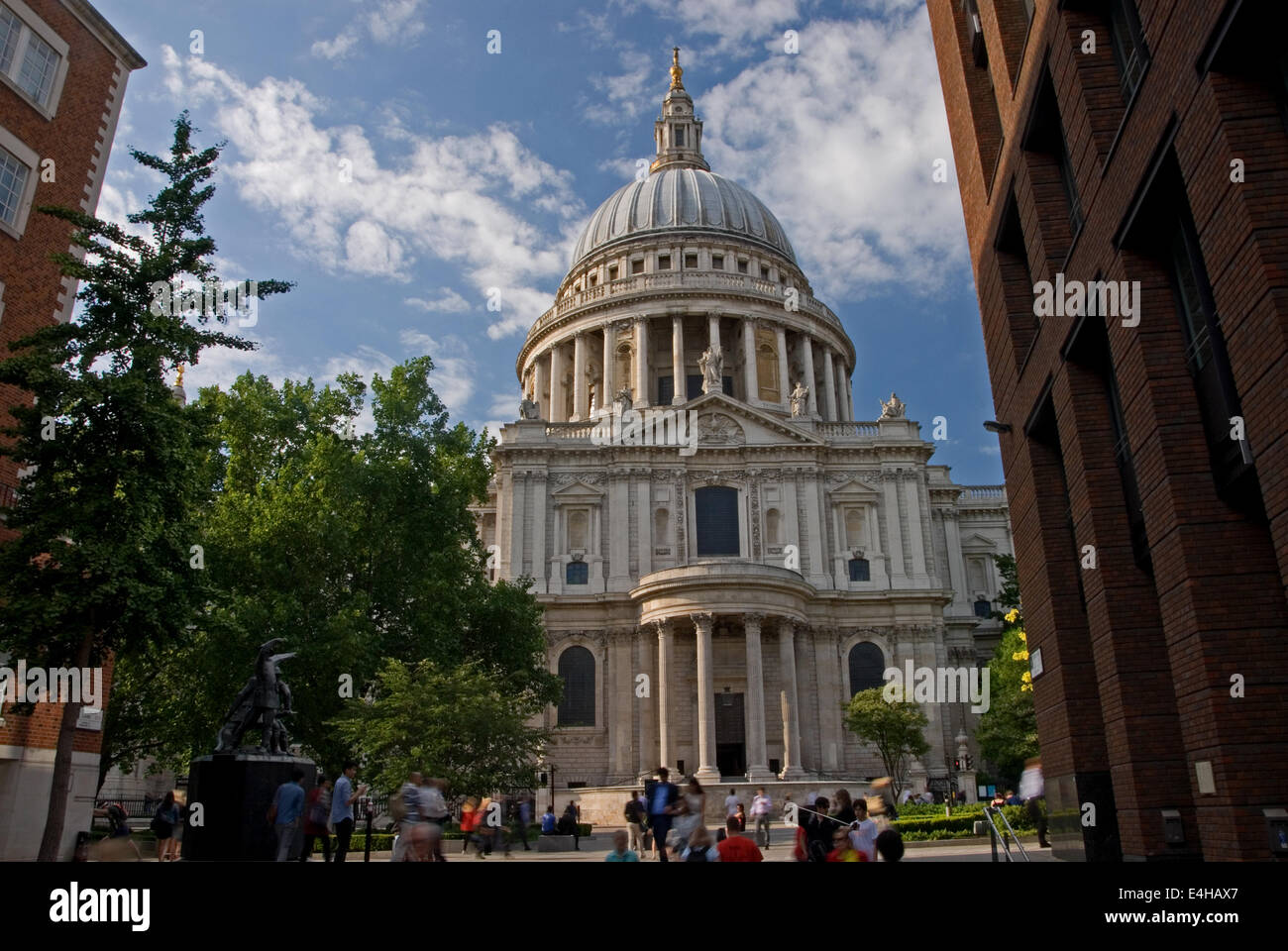 La Cathédrale St Paul est l'un des bâtiments emblématiques de Londres, construite par Christopher Wren après le Grand Incendie de Londres. Banque D'Images