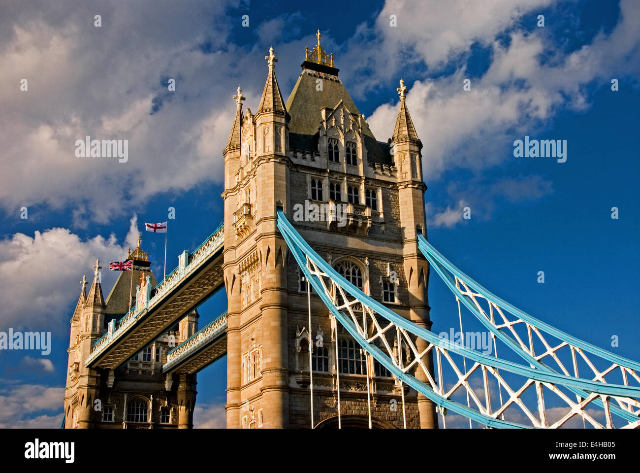 Tower Bridge sur la Tamise à Londres est un pont à bascule et marque le début de la piscine de Londres. Banque D'Images