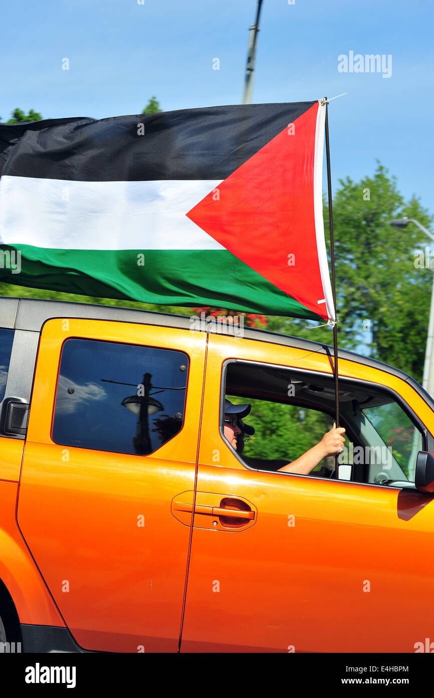 Personnes agitant des drapeaux palestiniens et des affiches de protestation contre les attaques israéliennes contre la bande de Gaza. Banque D'Images