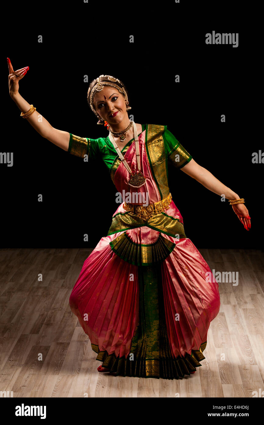 Jeune femme belle danseuse interprète de danse classique indienne Bharatanatyam Banque D'Images