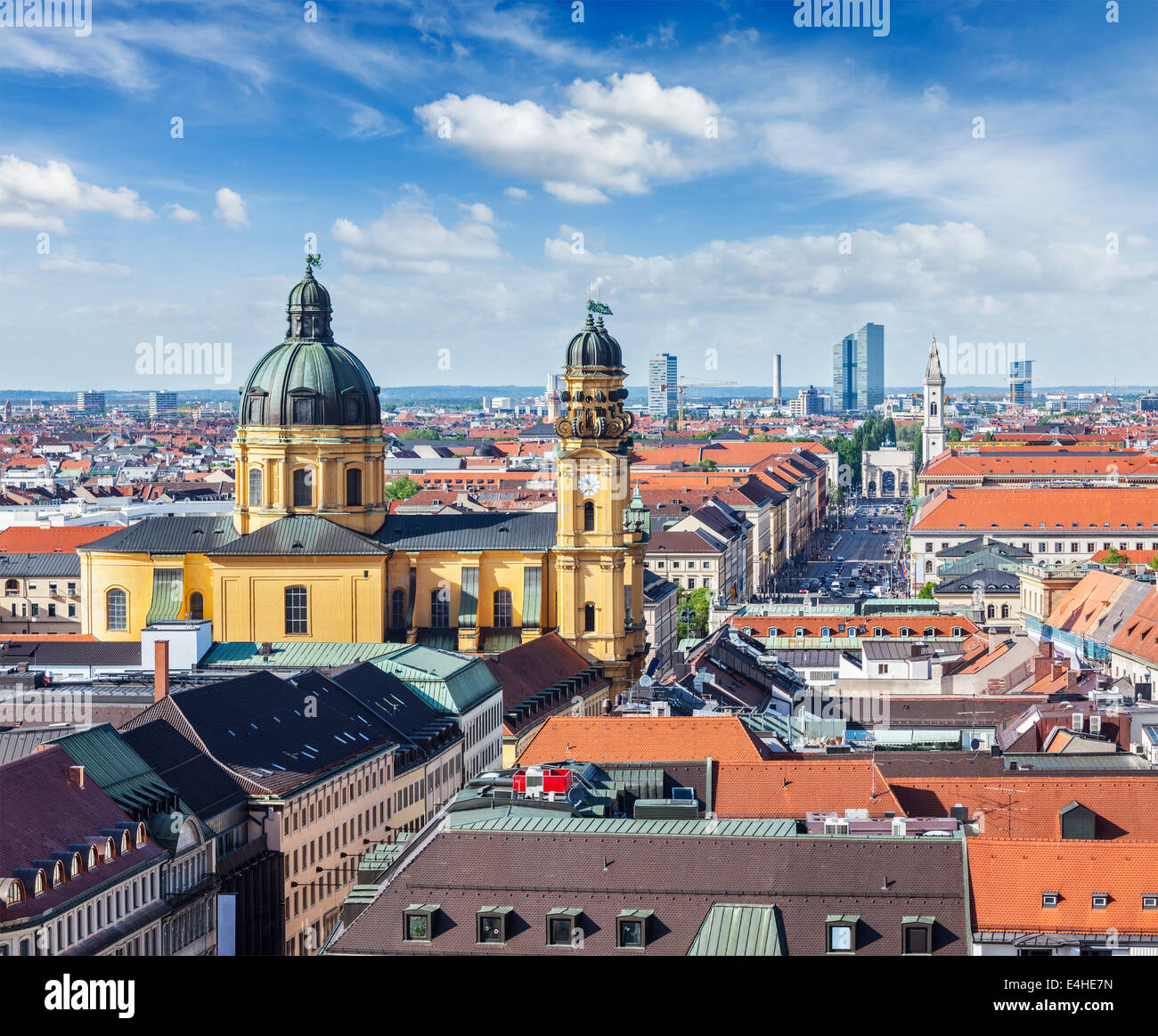 Vue aérienne de Munich sur Theatine Église Saint Cajetan (Theatinerkirche St. Kajetan) et Odeonplatz, Munich, Bavière, Allemagne Banque D'Images