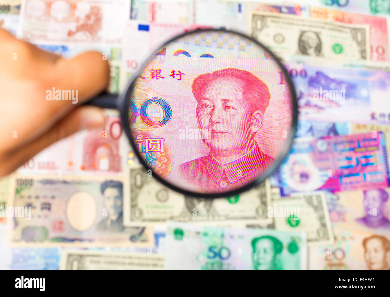 À l'aide d'une loupe pour rechercher la méthode de marché Asiatique Banque D'Images