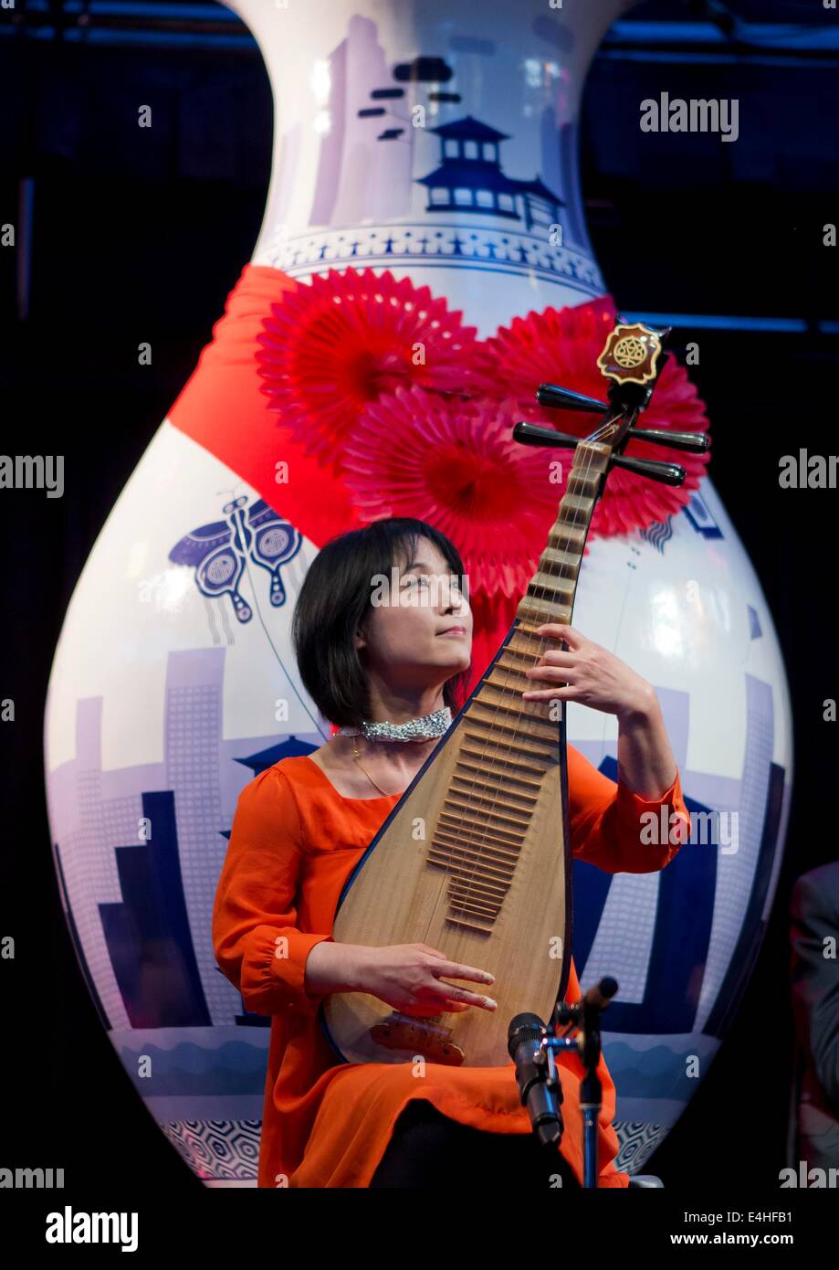 Toronto, Canada. 11 juillet, 2014. Le virtuose du Pipa Wu Man effectue lors de la cérémonie d'ouverture de la Chine maintenant Festival au Harbourfront Centre, à Toronto, Canada, le 11 juillet 2014. Comme une exploration sans précédent de l'art contemporain chinois, de la culture et de l'artisanat avec plus de 70 artistes, le festival de trois jours a été l'occasion pour les Canadiens d'en apprendre au sujet de la Chine aux multiples facettes de la culture et des traditions artistiques. © Zou Zheng/Xinhua/Alamy Live News Banque D'Images