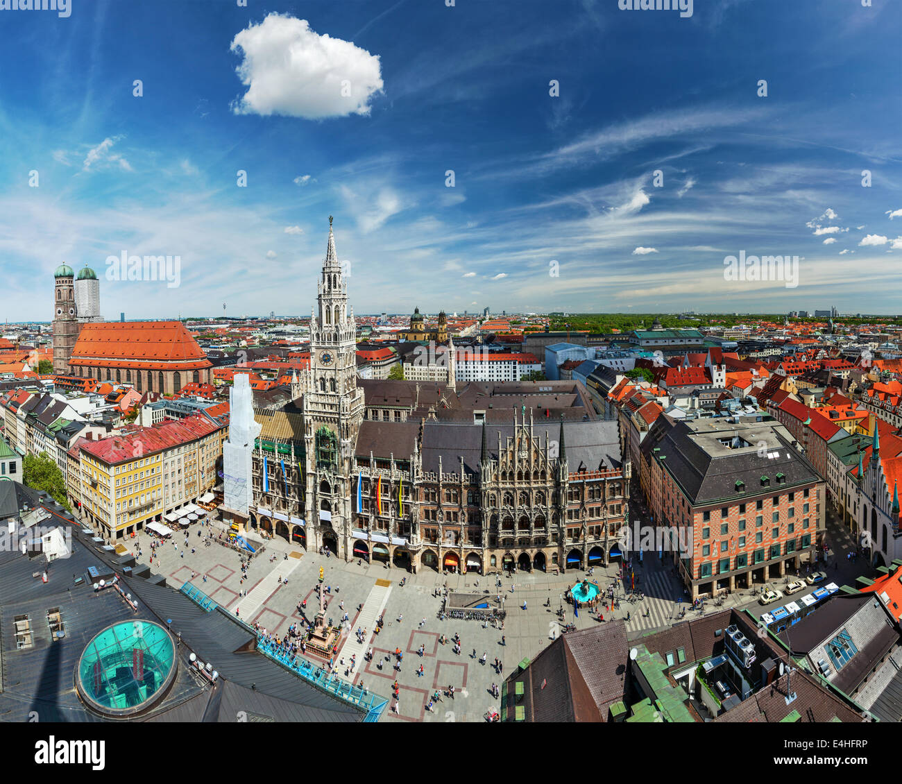 Fish Eye aérienne vue sur Munich - La Place Marienplatz, le Neues Rathaus et de la Frauenkirche, église Saint Pierre. Munich, Allemagne Banque D'Images