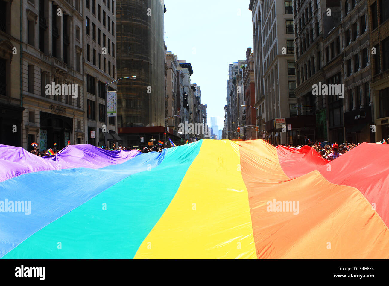 Avis de Rainbow banner en cours dans le cadre de la 45e New York City Gay Pride Parade sur la Cinquième Avenue à New York, New York. Banque D'Images