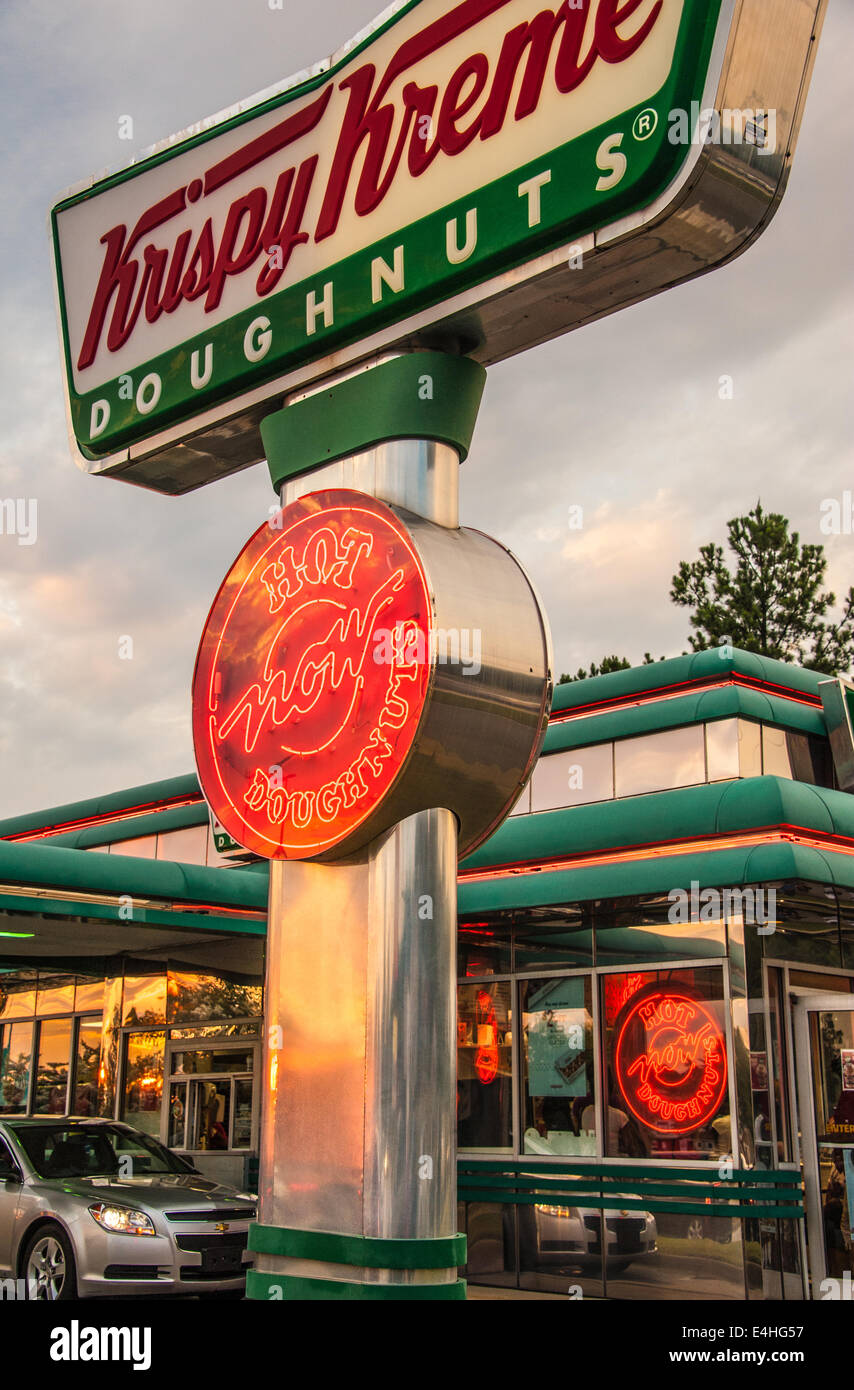 Krispy Kreme tirages dans la circulation avec ses 'chaud' maintenant signer dans la région métropolitaine d'Atlanta, Géorgie. USA. Banque D'Images