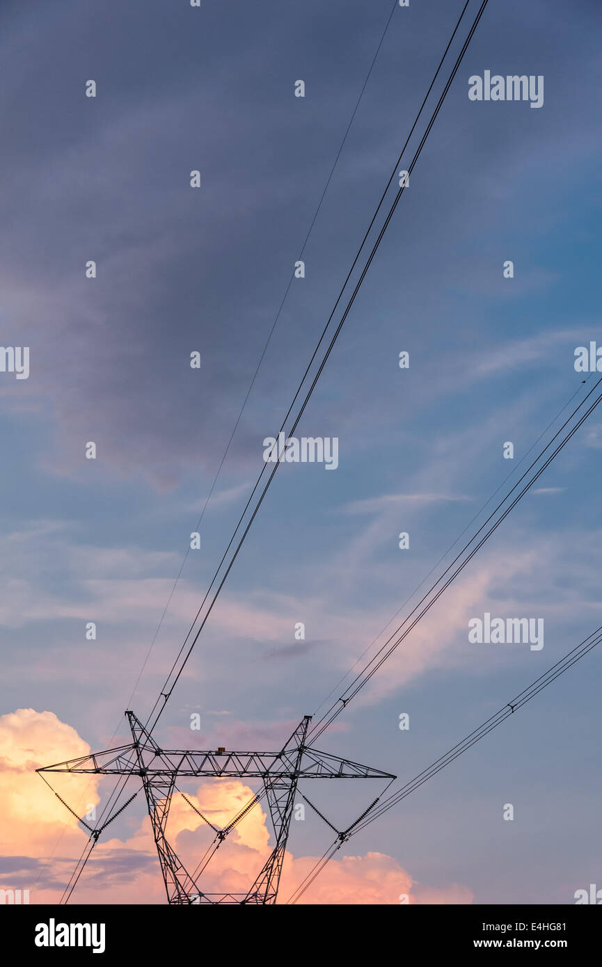 Les lignes électriques à haute tension et tour de transmission dans la région métropolitaine d'Atlanta, Georgia, USA. Banque D'Images