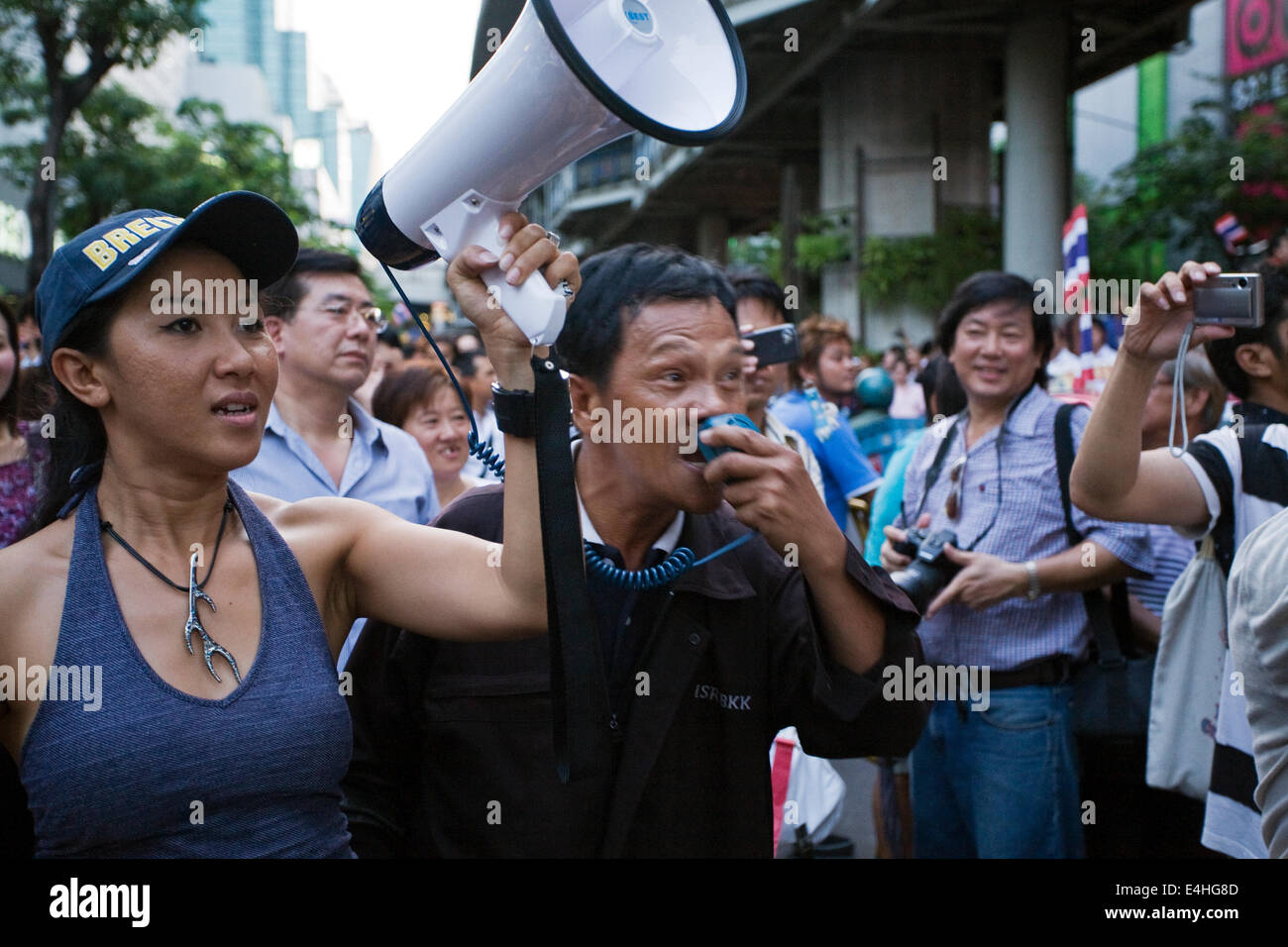 Les manifestations de rue entre pro Thaksin "chemise rouge" manifestants et chemise jaune 'royaliste' les manifestants en 2010. Banque D'Images