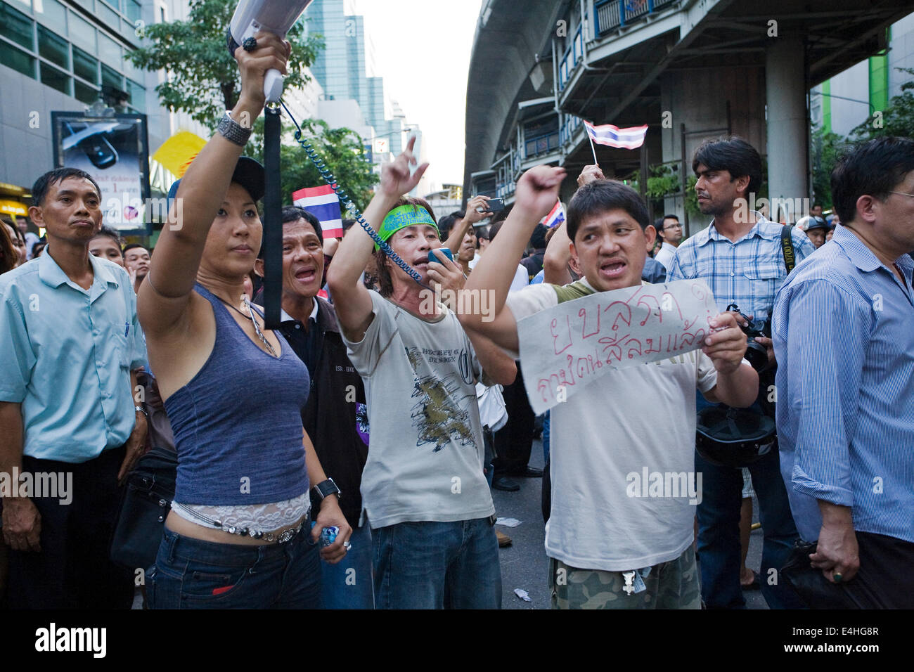 Les manifestations de rue entre pro Thaksin "chemise rouge" manifestants et chemise jaune 'royaliste' les manifestants en 2010. Banque D'Images