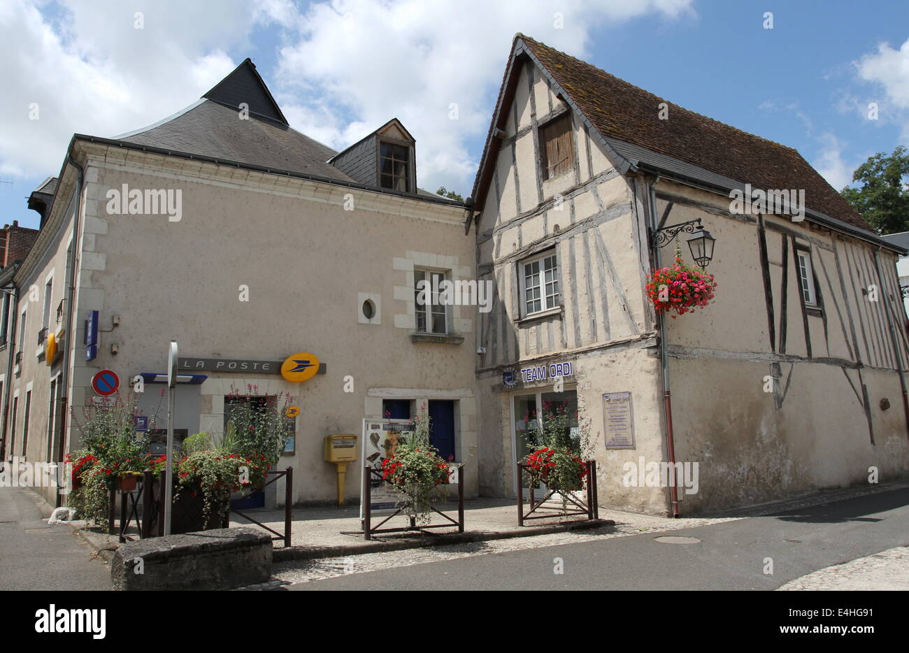 Scène de rue Montbazon avec bureau de poste France Juillet 2014 Banque D'Images