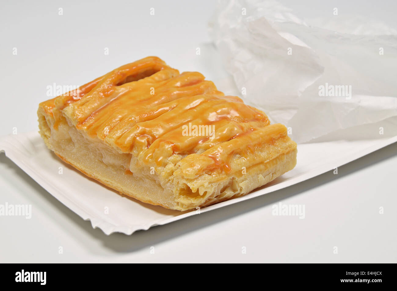 Un morceau de tarte aux pommes sur l'assiette en carton avec sac de papier,  Close up, isolé sur fond blanc Photo Stock - Alamy