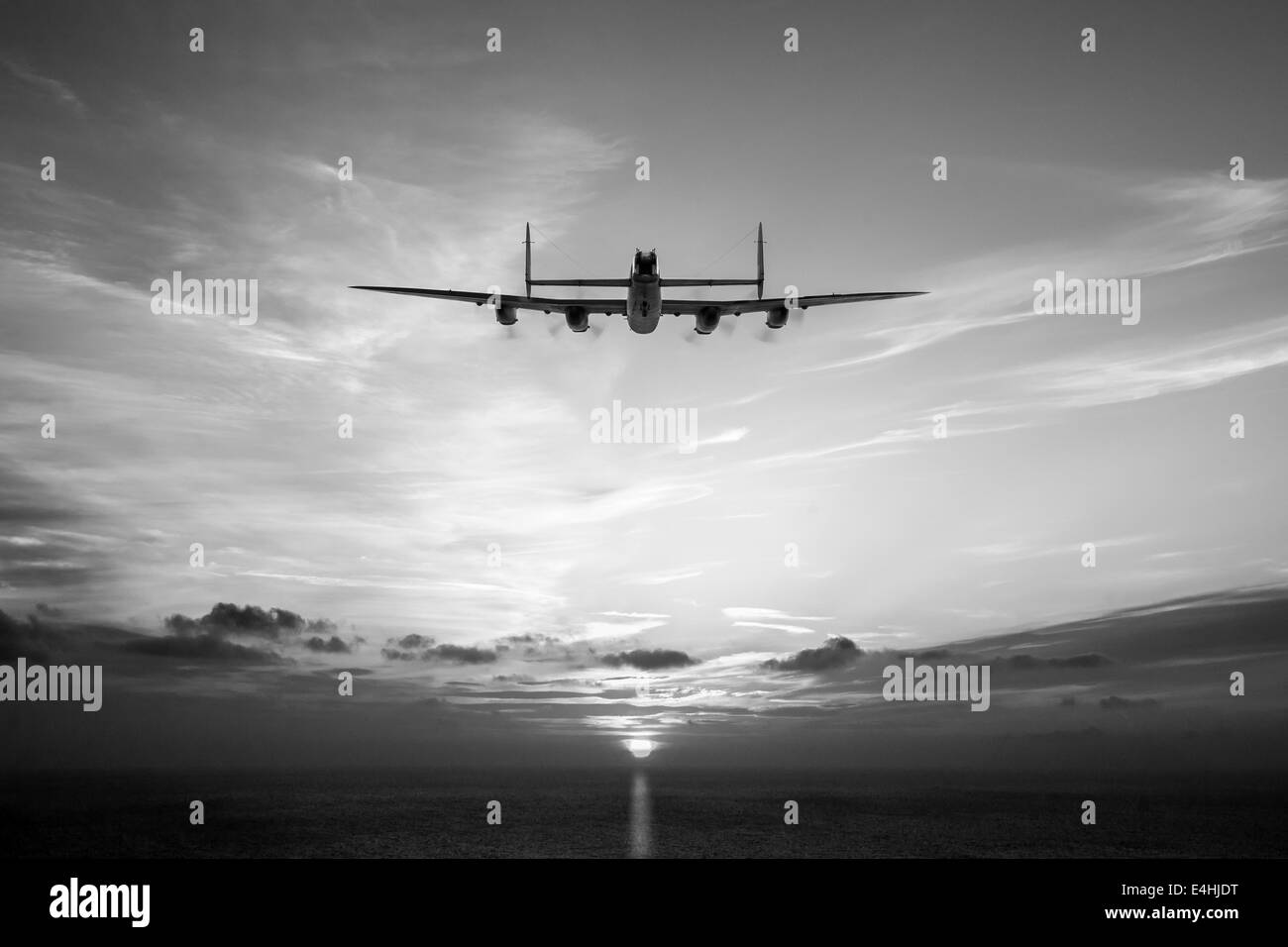 Un Avro Lancaster solitaire chefs dans le soleil. Version noir et blanc de cette photo. Banque D'Images