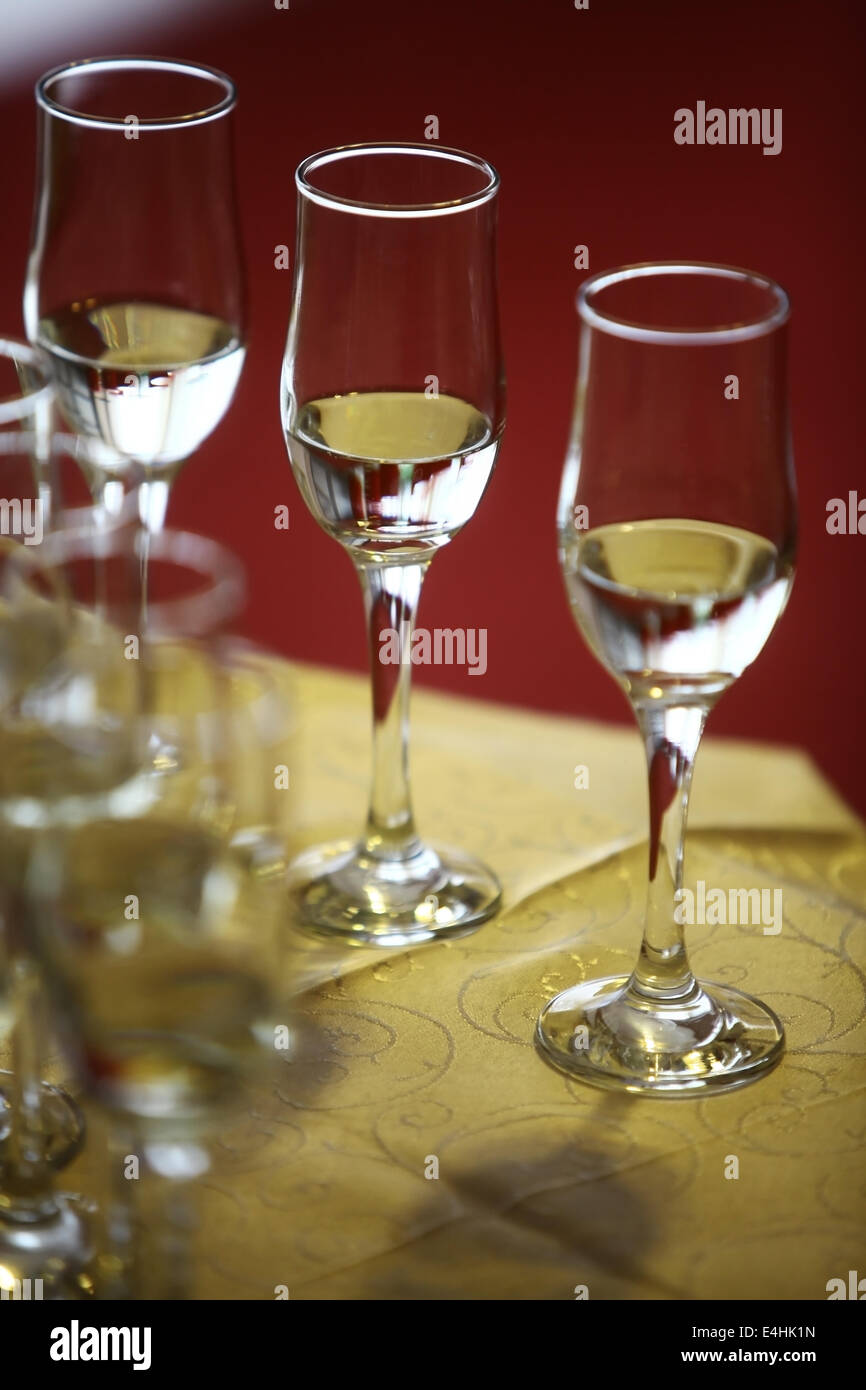 Couleur détail de quelques verres de champagne vide. Banque D'Images