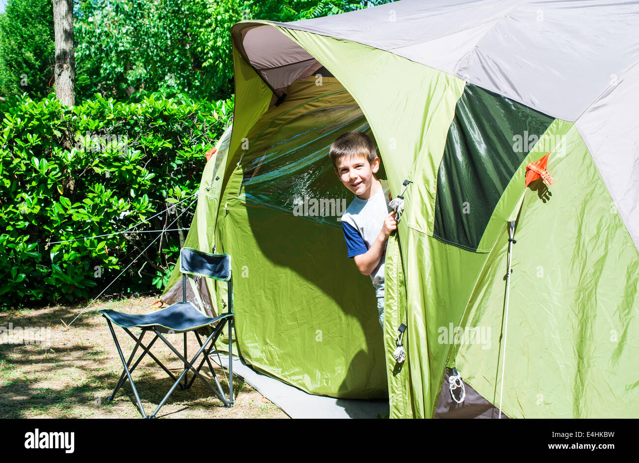 Des pics d'un enfant tente verte. Camping Banque D'Images