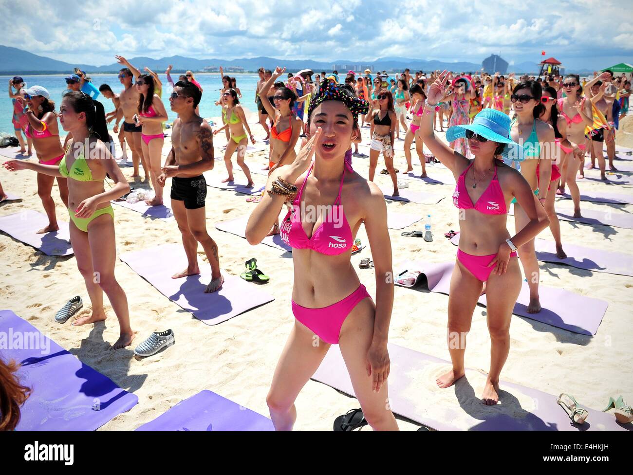 Sanya, province de Hainan en Chine. 12 juillet, 2014. Les gens font la Zumba lors d'une partie de bikini tenue à l'île de Wuzhizhou à Sanya, province de Hainan en Chine du sud, le 12 juillet 2014. Credit : Guo Cheng/Xinhua/Alamy Live News Banque D'Images