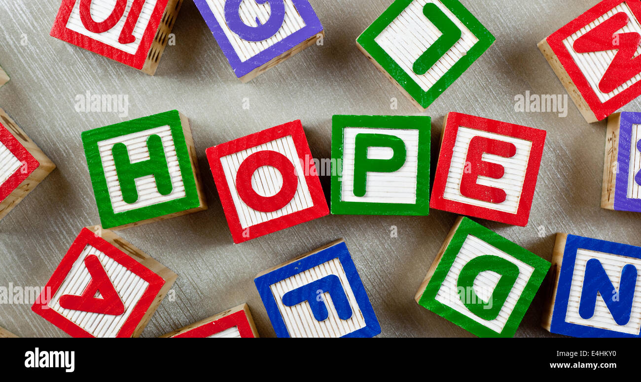 Des cales en bois formant le mot espérance dans le centre Banque D'Images