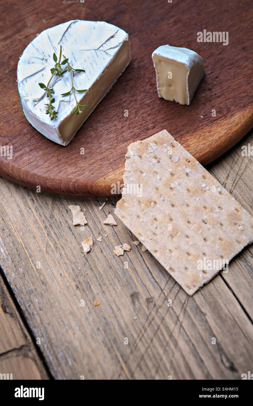 Nature morte avec assiette de fromage et les olives sur la table Banque D'Images