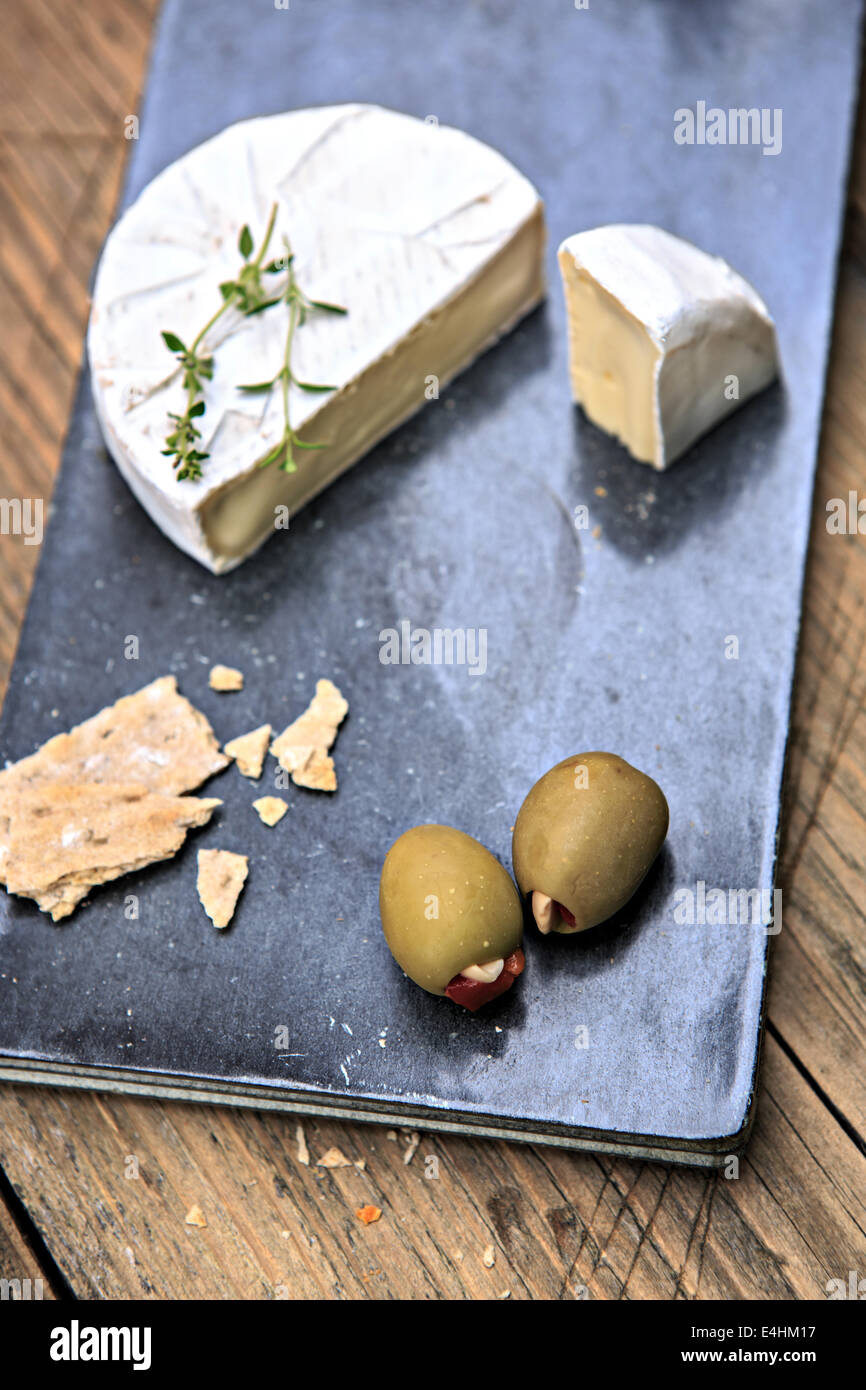 Nature morte avec assiette de fromage et les olives sur la table Banque D'Images
