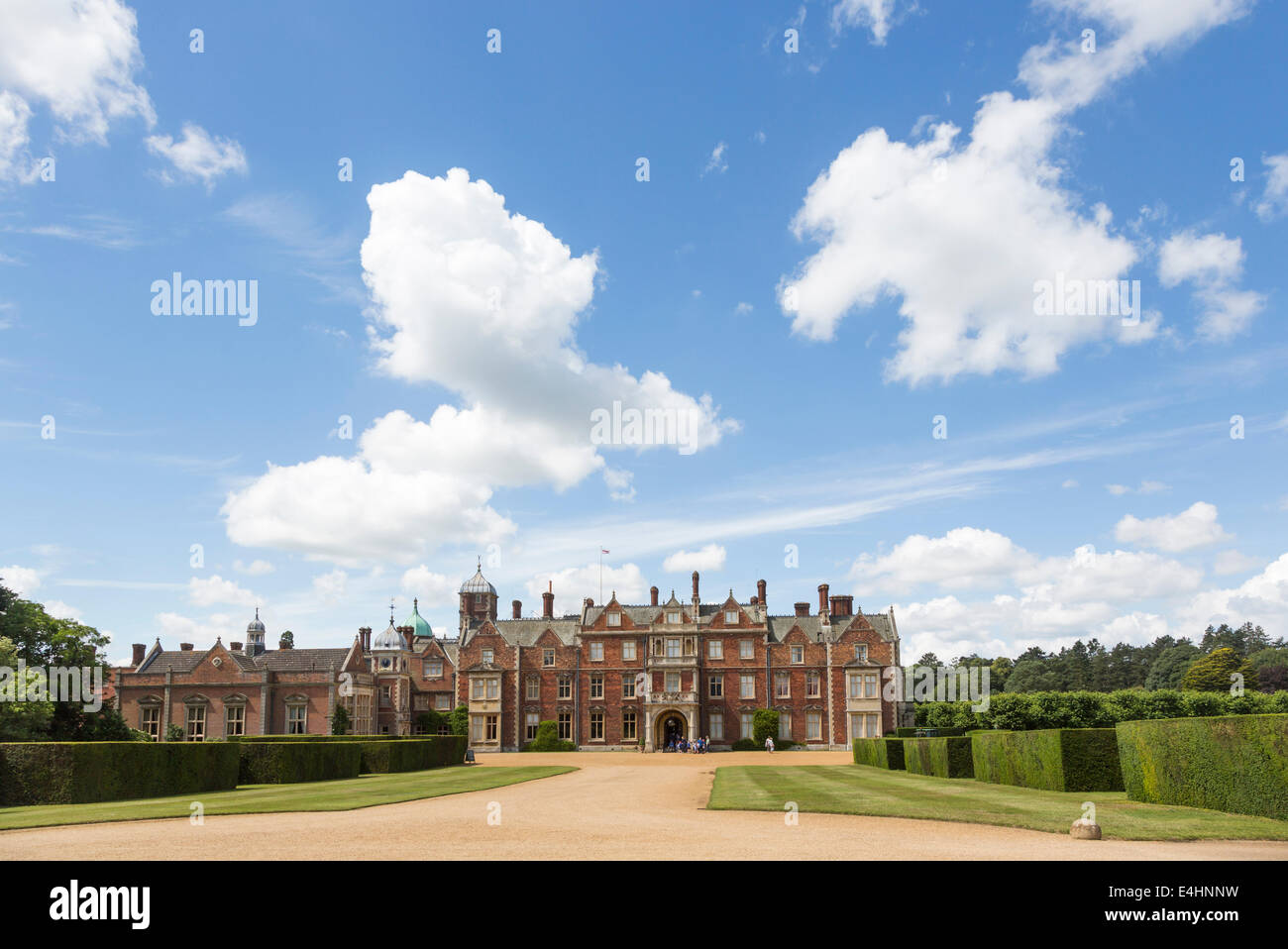 Sandringham House, une maison de pays, la reine retraite Norfolk, en été avec un ciel bleu et nuages blancs moelleux Banque D'Images