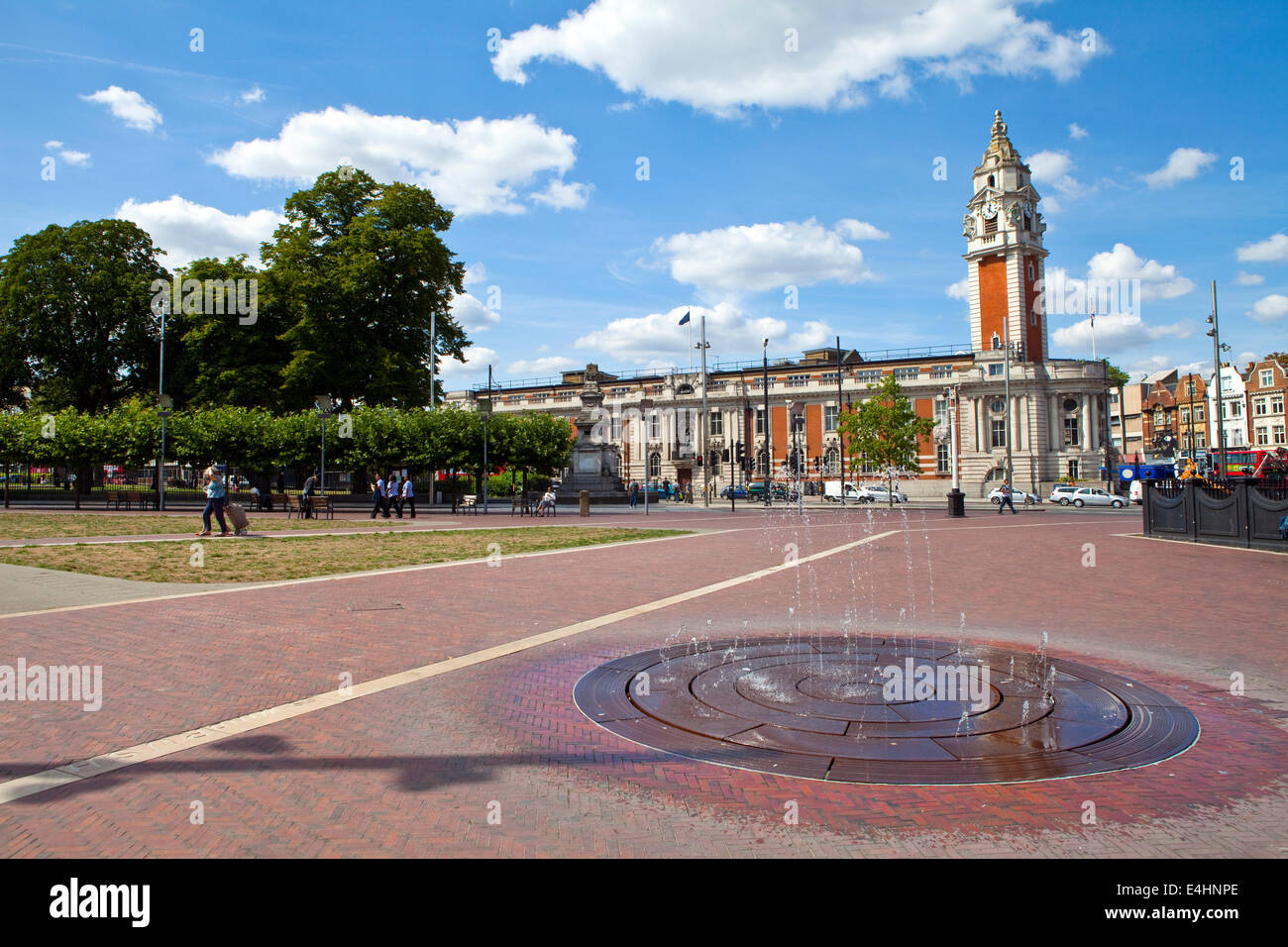 Londres, Royaume-Uni - 20 août 2013 : une vue de Windrush Square et Hôtel de ville de Lambeth à Brixton, Londres le 20 août 2013. Banque D'Images