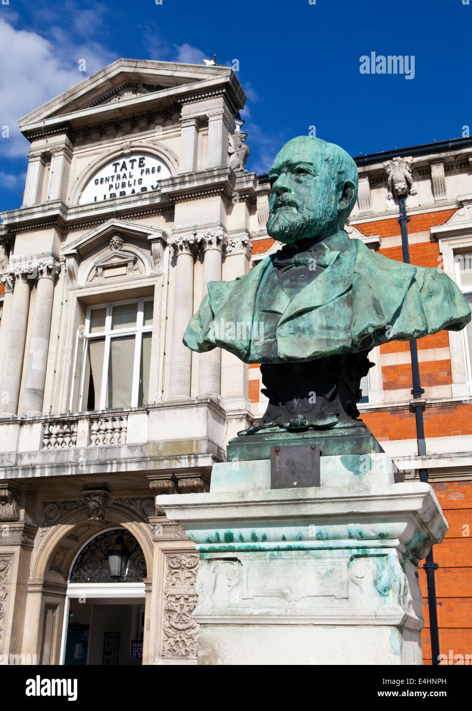 Un buste dédié à Sir Henry Tate situé en dehors de la Bibliothèque publique de Tat à Brixton, Londres. Banque D'Images