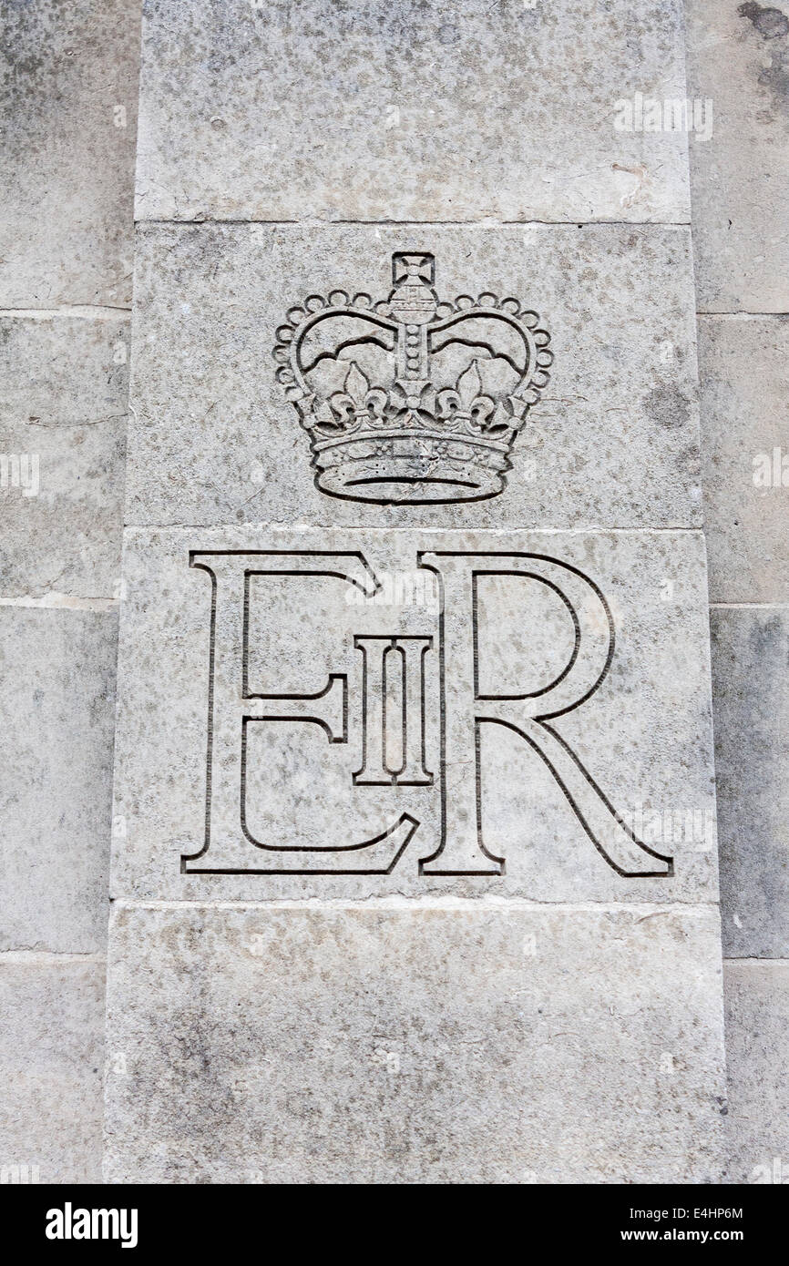 Symbole de la monarchie britannique sur un mur à l'hippodrome Royal Ascot, Berkshire, England, GB, au Royaume-Uni. Banque D'Images