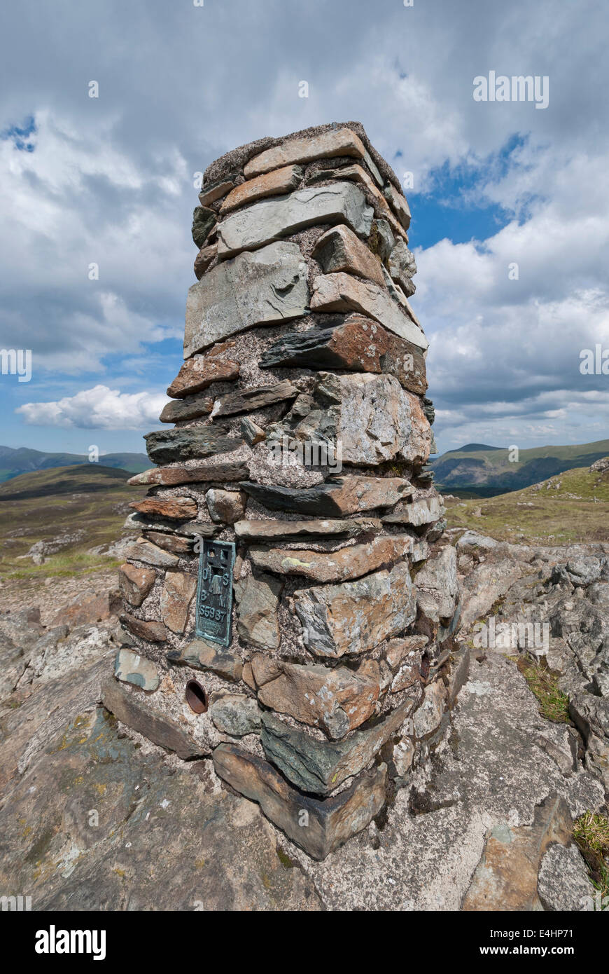 L'Ordnance Survey Trig point sur trône, Lake District, Cumbria Banque D'Images