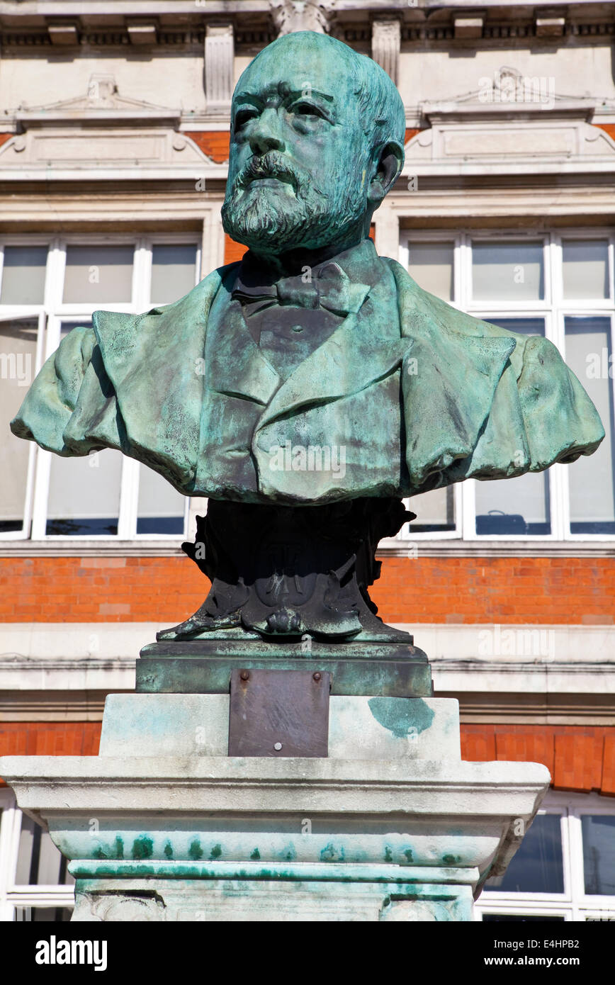 Un buste de sir Henry Tate situé dans Windrush Square, Brixton. Banque D'Images