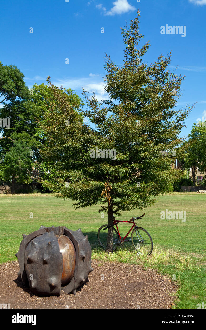 Une gigantesque sculpture de Conker dans Brockwell Park à Brixton, Londres. Banque D'Images