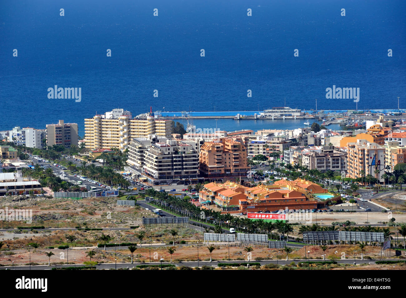 Donnant sur Los Cristianos avec des bâtiments et de port, Tenerife Banque D'Images