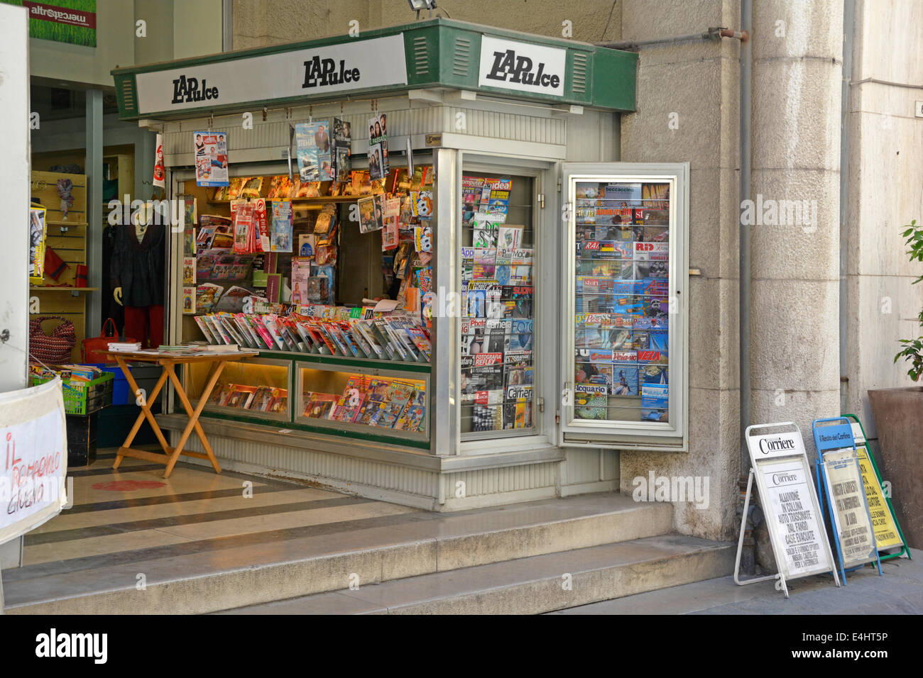 Kiosque de journaux et de magazines dont la fenêtre d'affichage dépliable Ravenne Émilie-romagne en Italie Banque D'Images