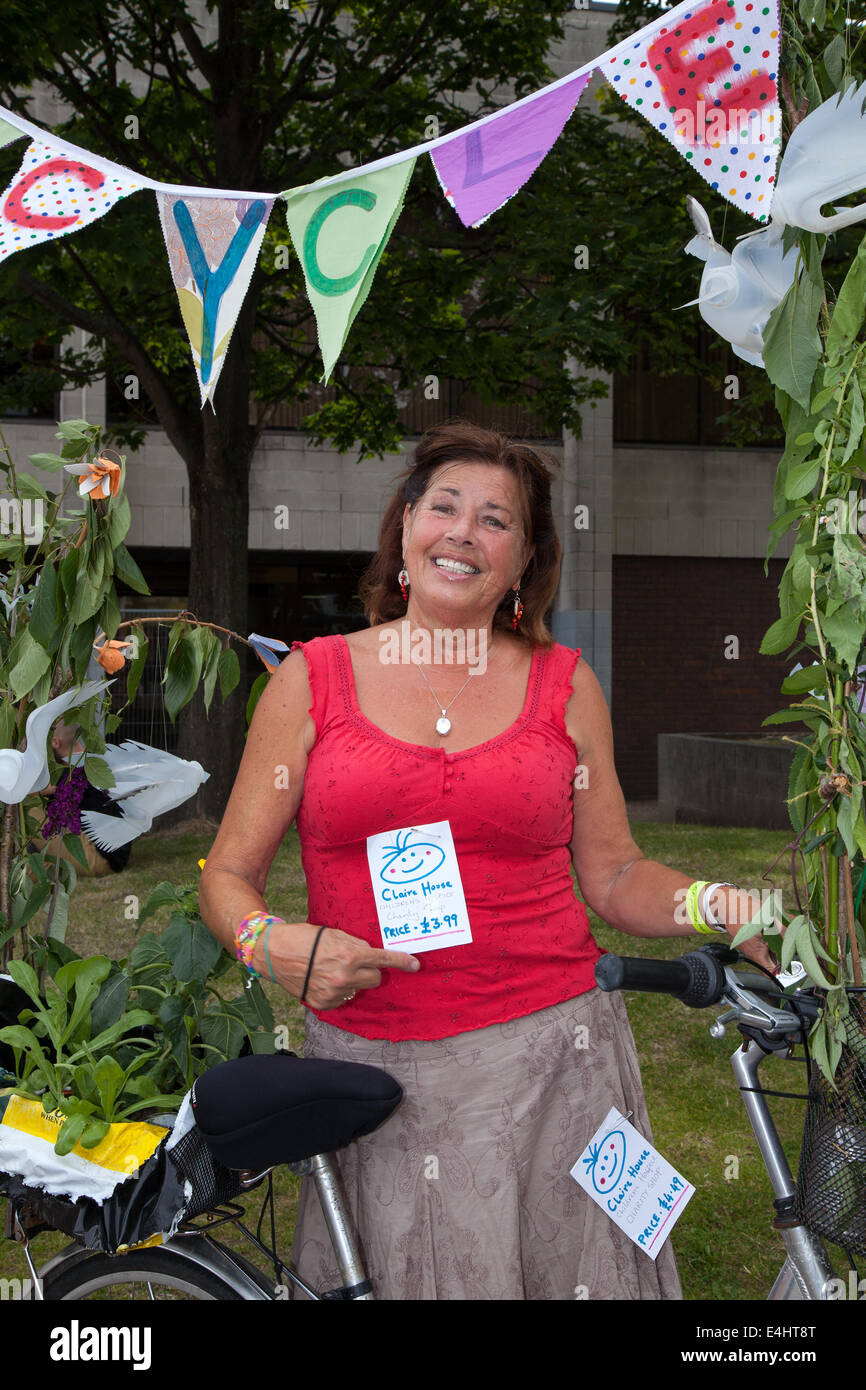 West Kirkby, Wirral, UK. 12 juillet, 2014. Mme Letty Curtis avec recycler vélo, portant des vêtements d'occasion. à l'Open Golf Grand Accueil Parade. Kirby-Hoylake ouest-Meols un défilé spécial bienvenue à l'Open de Golf avec le tout premier Festivelo (une petite parade de vélo fun de West Kirby Concourse à Goose Green à Meols - décorées avec des motos, trikes, pousse-pousse, tandem, samba band, fanfare, et Jazz Parade. Credit : Mar Photographics/Alamy Live News. Banque D'Images