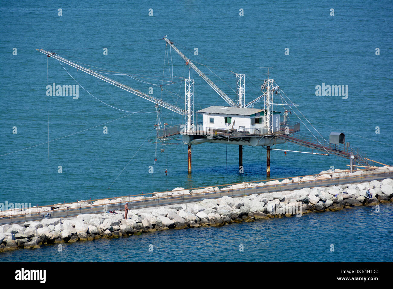 Gros plan du rare fishermens hut sur pilotis avec grand filet de pêche aujourd'hui submergé et appuyé par série de cordes et poulies Banque D'Images