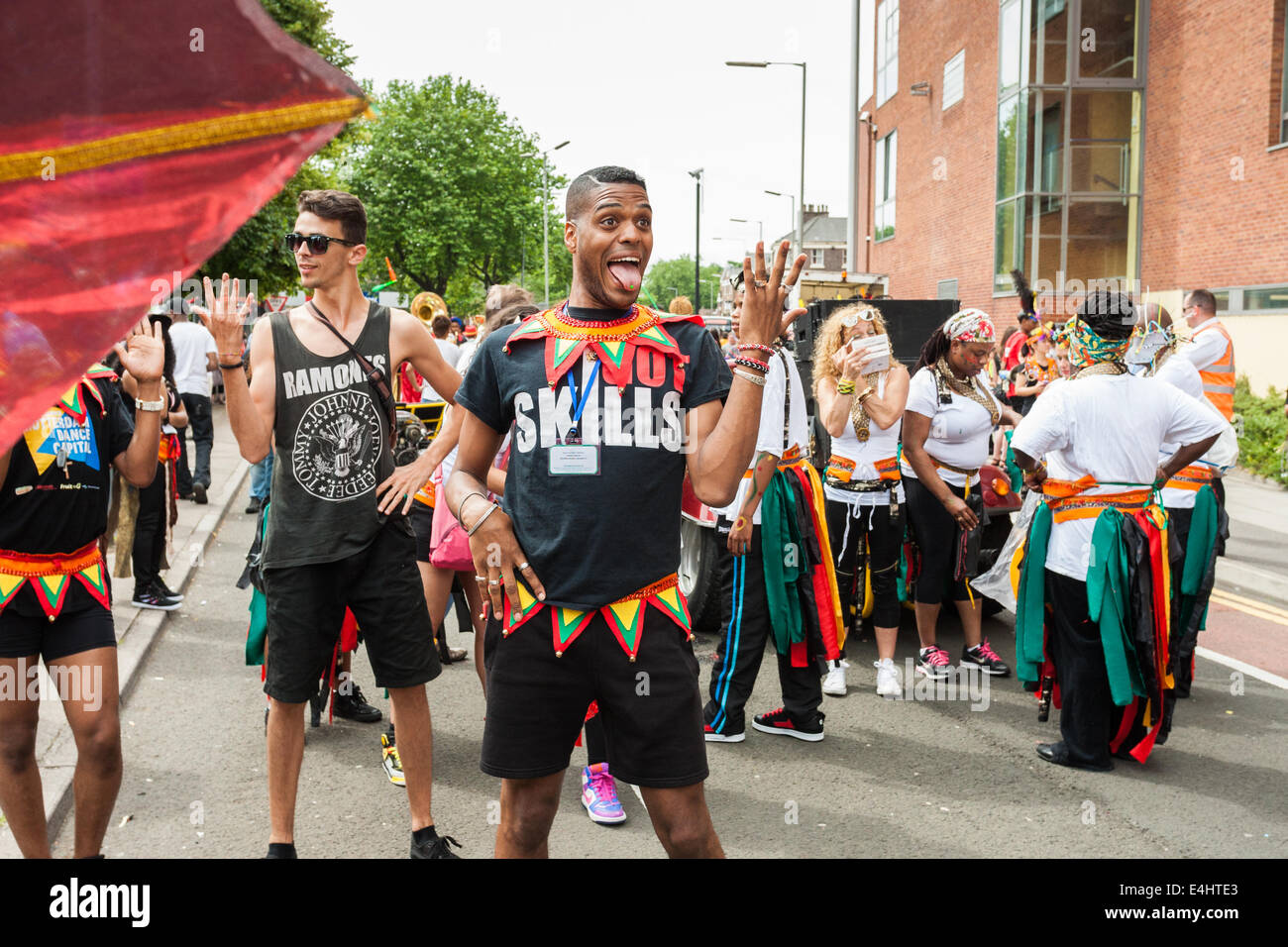 Liverpool, Royaume-Uni. 12 juillet, 2014. Le Brouhaha annuel carnival a eu lieu à Liverpool le Samedi, Juillet 12, 2014. Le défilé comprend des spectacles de danseurs et musiciens ainsi que de costumes colorés et de grandes marionnettes. Crédit : Christopher Middleton/Alamy Live News Banque D'Images