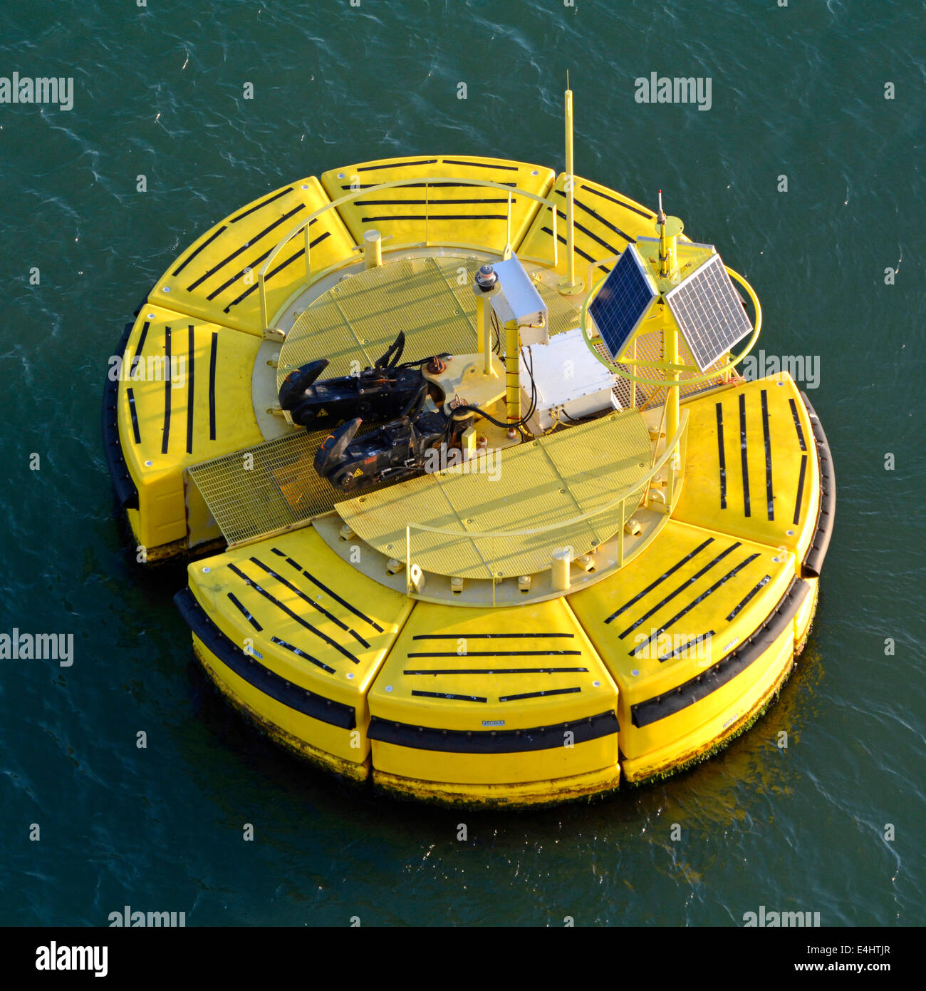 Panneau solaire sur la bouée flottante Floatex Business ancre ancrée au lit de mer pour fixer les cordes d'amarrage de l'expédition à l'aide de crochets de fixation rapide de l'UE Banque D'Images