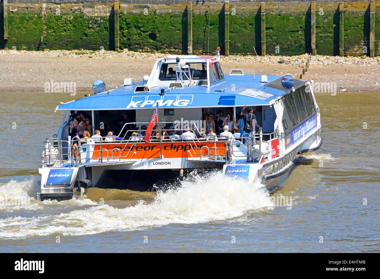 Foule de passagers voyageant sur la poupe de la Tamise Clipper Catamaran un service de bus fluvial de transport en commun sur Londres Célèbre rivière Angleterre Royaume-Uni Banque D'Images