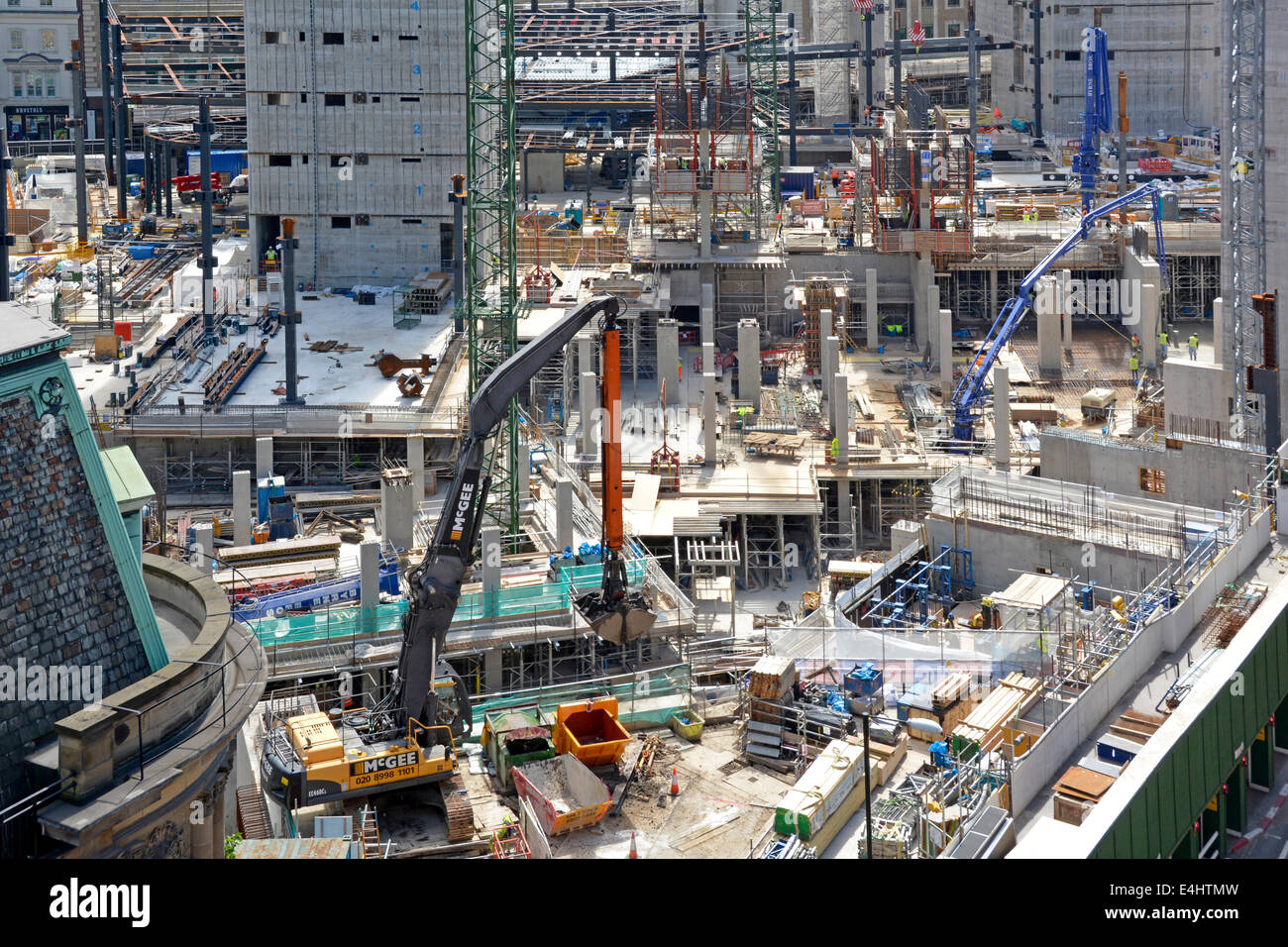 À la recherche vers le bas dans un grand chantier encombré dans la ville de Londres Banque D'Images