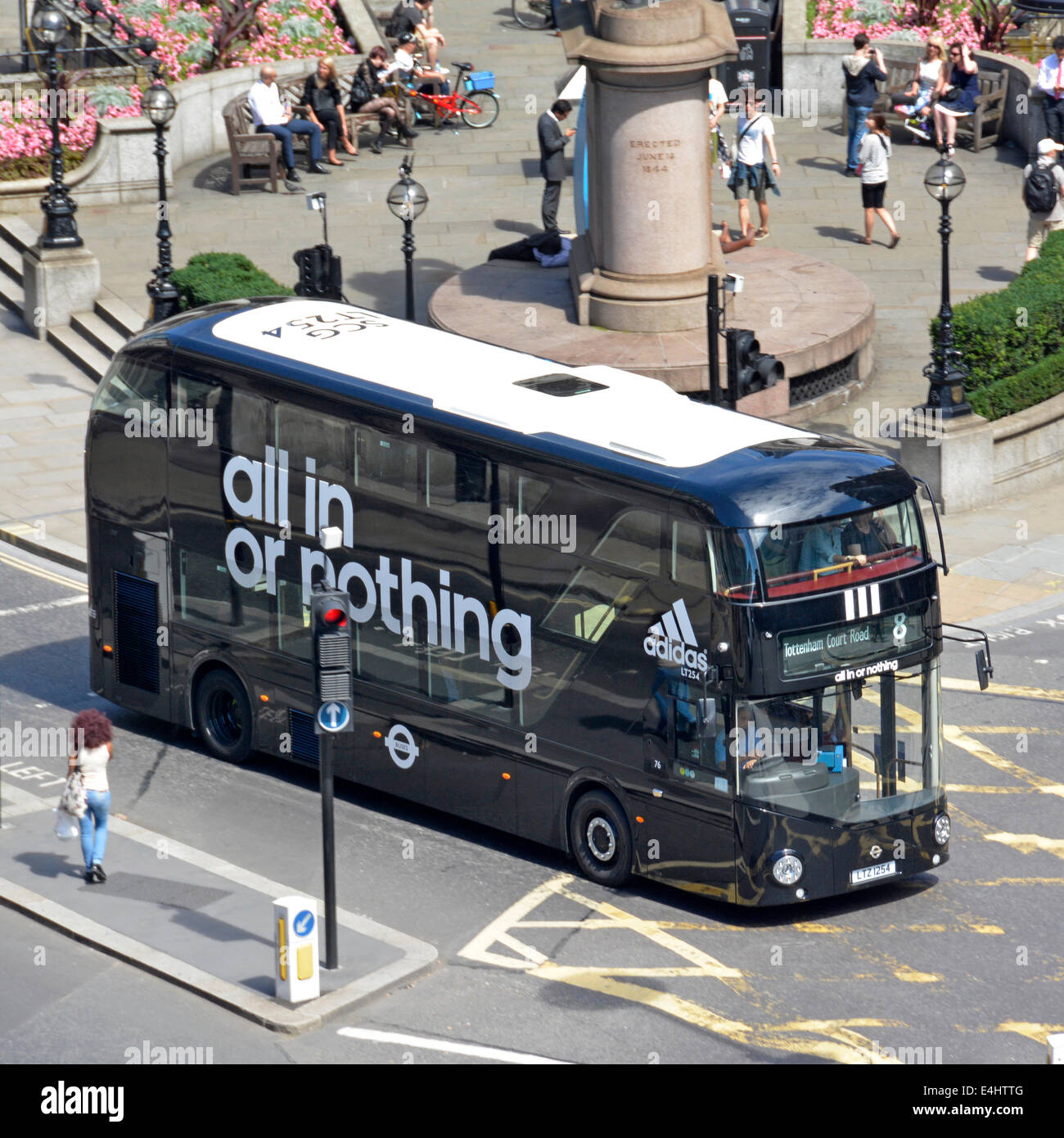 Vue aérienne Adidas publicité sur le nouveau London Routemaster Boris bus noir avec jonction de boîte de croisement de toit blanc à la jonction de la Banque ville de Londres Royaume-Uni Banque D'Images