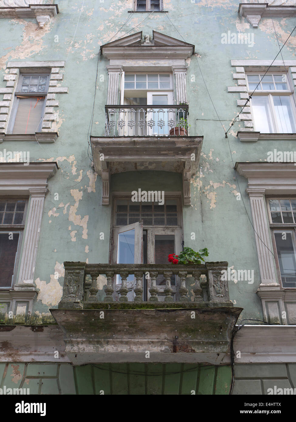 Façade de style ancien avec balcon dans la région de Tallinn, Estonie Banque D'Images