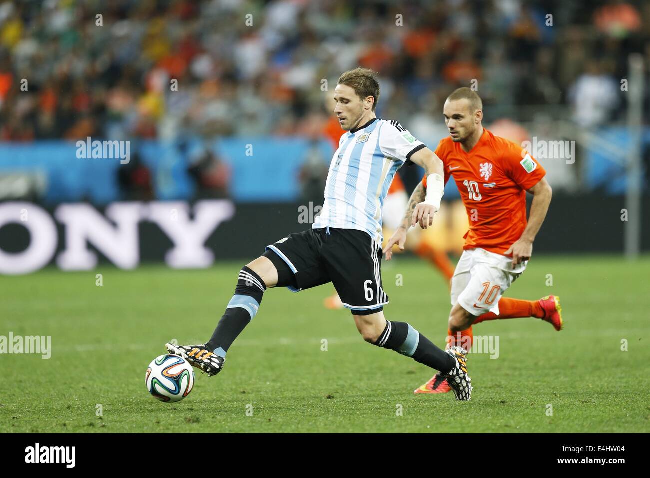 Lucas Biglia (ARG), Wesley Sneijder (NED), 9 juillet 2014 Football - Coupe du Monde FIFA 2014 : demi-finale entre les Pays-Bas 0(2-4)0 l'Argentine à l'Arène de Sao Paulo Stadium à Sao Paulo, Brésil. (Photo par AFLO) [3604] Banque D'Images