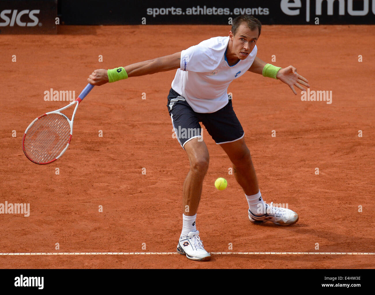 Le joueur de tennis tchèque Lukas Rosol en action au cours d'une demi-finale  de la coupe du tournoi de tennis ATP de Mercedes à Stuttgart, Allemagne, 12  juillet 2014. Photo : DANIEL