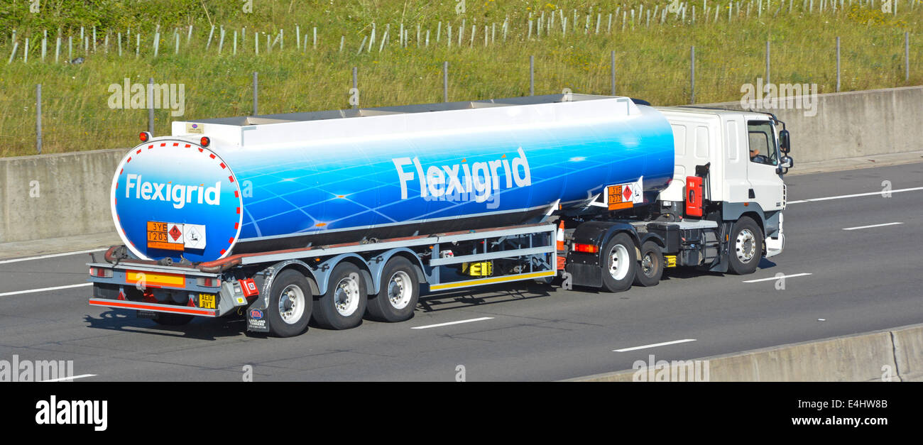 Livraison de carburant de camion commercial HGV camion-citerne articulée Flexigrid livrée (fait partie de la société GreEnergy) avec plaques d'information Hazchem Banque D'Images