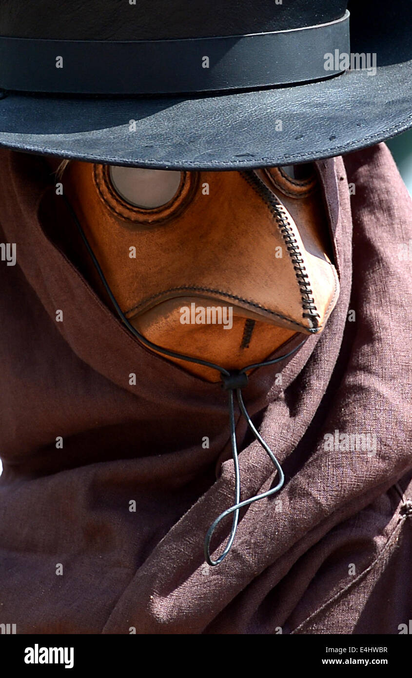 Rinteln, Allemagne. 12 juillet, 2014. Un participant à la fête médiévale Le Spectaculum d'Phantasy porte un masque de peste en Rinteln, Allemagne, 12 juillet 2014. Le Spectaculum d'Phantasy est une foire de la Renaissance. Photo : PETER STEFFEN/DPA/Alamy Live News Banque D'Images