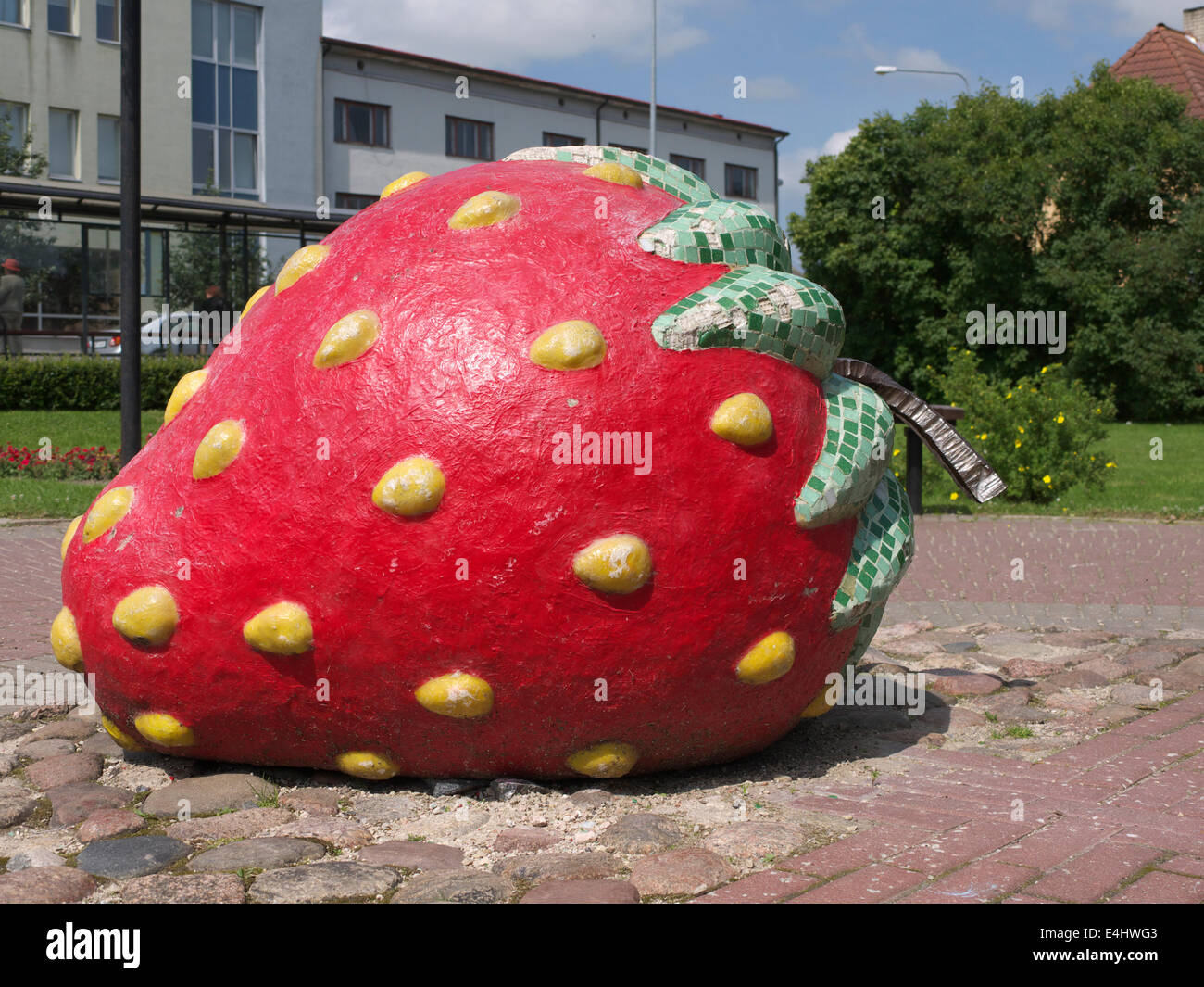 Red Strawberry Street Art naïf à Viljandi, Estonie Banque D'Images