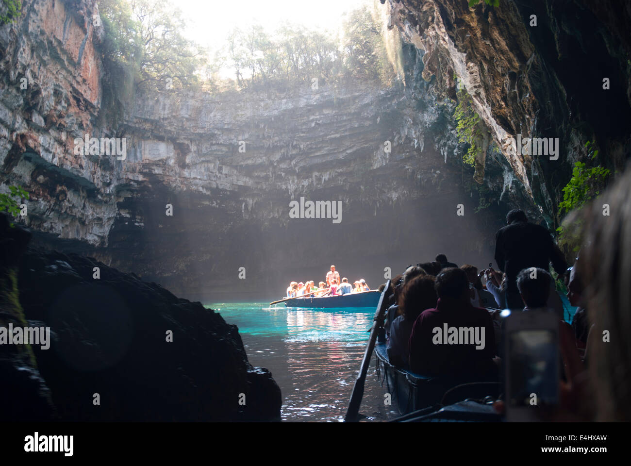 Bateau sur le lac Grotte de Melissani Kefalonia. Banque D'Images