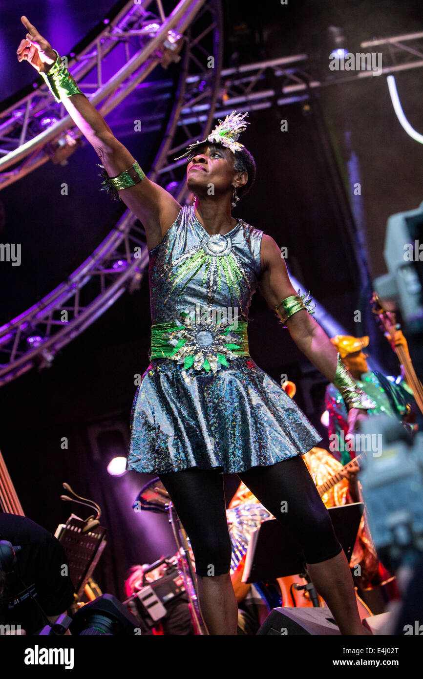 Lugano en Suisse. 11 juillet 2014. L'American jazz band SUN RA ARKESTRA RÊVE CENTENAIRE effectue vivent à Piazza Della Riforma au cours de la 'Estival Jazz Lugano 2014' Credit : Rodolfo Sassano/Alamy Live News Banque D'Images