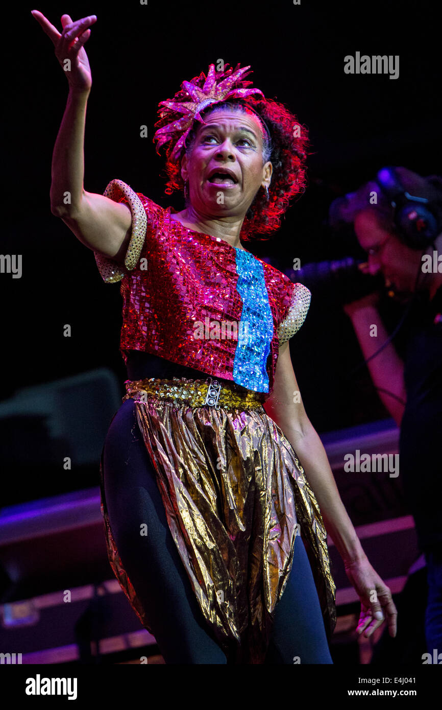 Lugano en Suisse. 11 juillet 2014. L'American jazz band SUN RA ARKESTRA RÊVE CENTENAIRE effectue vivent à Piazza Della Riforma au cours de la 'Estival Jazz Lugano 2014' Credit : Rodolfo Sassano/Alamy Live News Banque D'Images