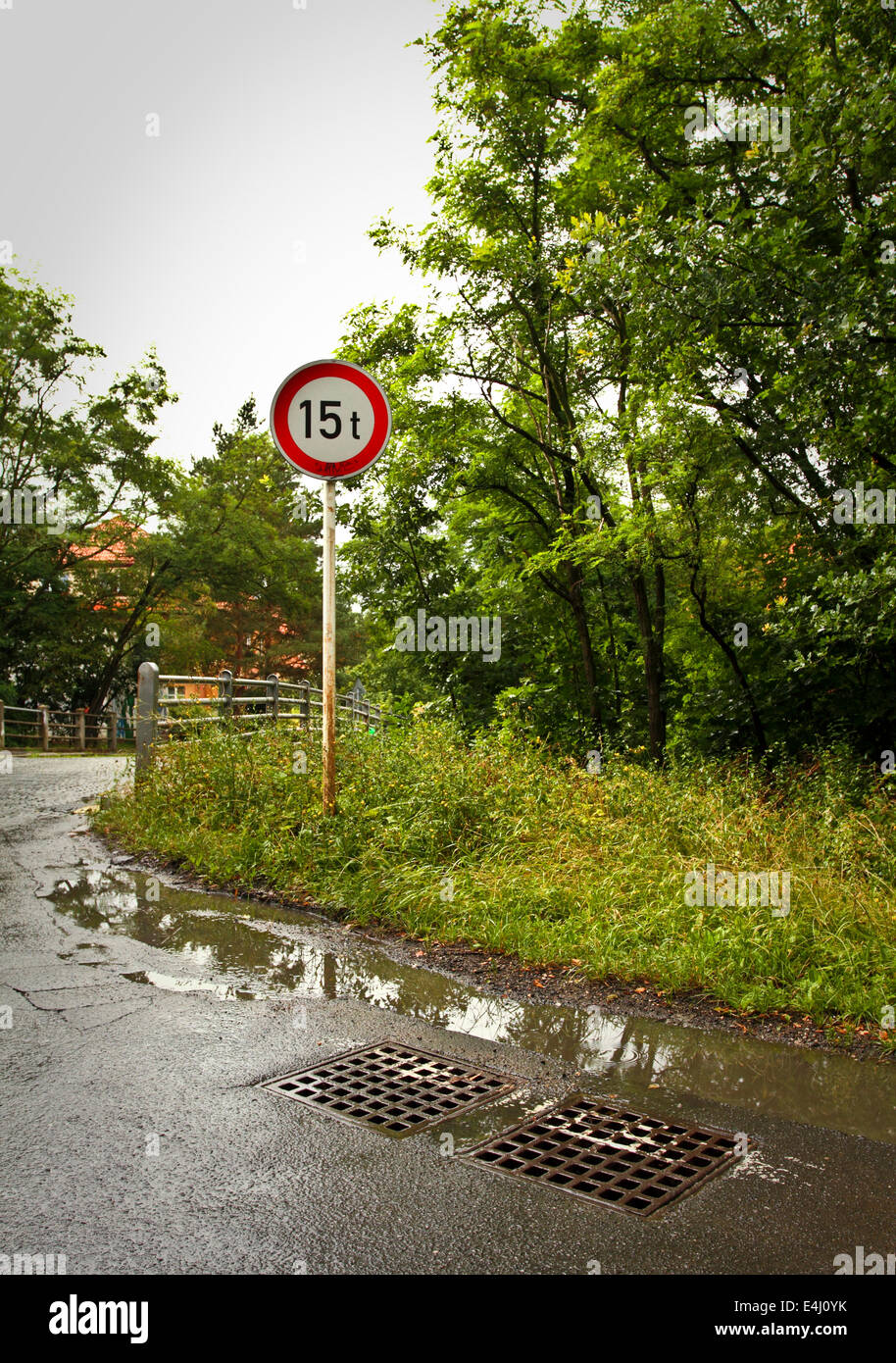 Ancienne route sous la pluie Banque D'Images