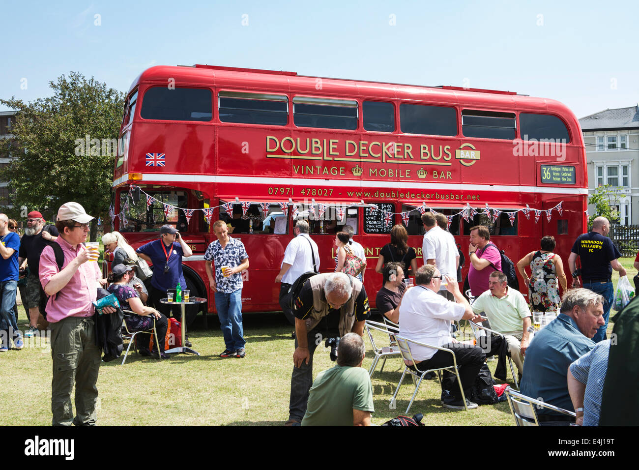 Londres, Royaume-Uni. 12 juillet 2014. Le Routemaster Bus Festival à Finsbury Park (nord de Londres), commémorant le 60e anniversaire de l'inauguration de la première Routemaster, RMI, dans le centre commercial de l'automobile en septembre 1954. Un Routemaster converti en un bar mobile vintage. Photo : Alamy Live News Banque D'Images