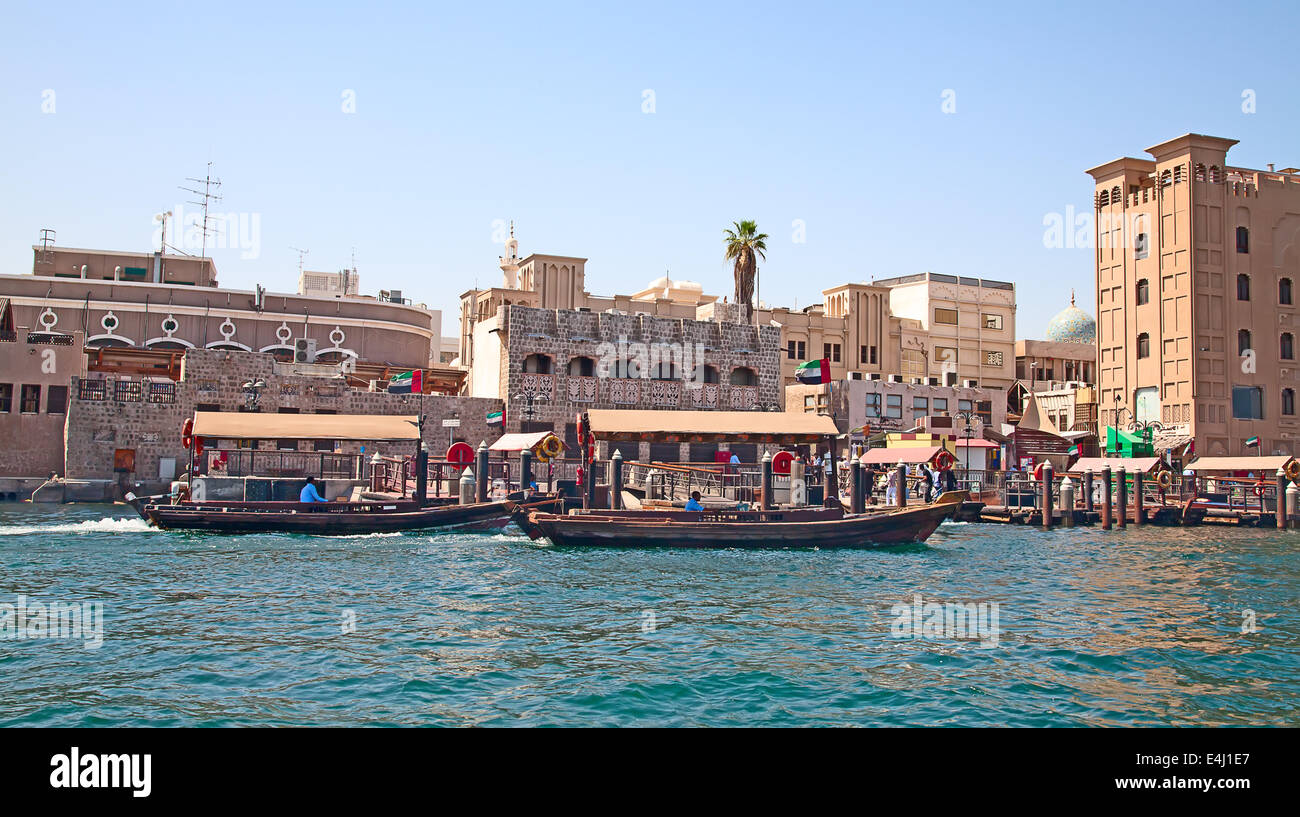 Dhaw traditionnel ferry boats sur la crique de Dubaï Banque D'Images